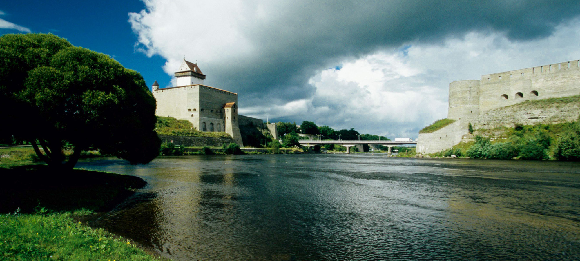 Narva Fluss Mit Historischen Burgen